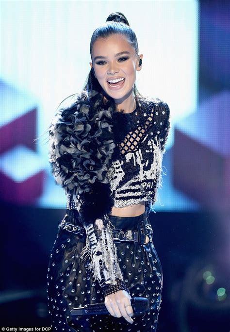 Hailee Steinfeld Flashes Midriff At New Years Rockin Eve Daily Mail