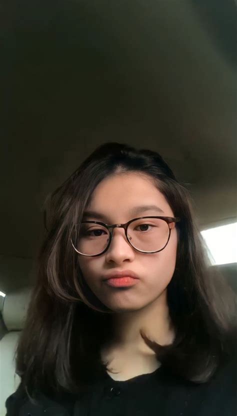 Self Portrait Poses Cute Glasses Asian Cute Girl Hand Pic Girl