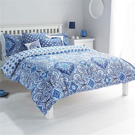Check out this bed canopy tutorial and make this simple and elegant bed canopy for under $70.00! Moroccan Style Paisley Duvet Cover With Geometric Florals ...