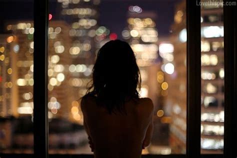 Looking Out Bokeh Night Lights Girl Lonely Window Con Imágenes Fotografía De Ventana
