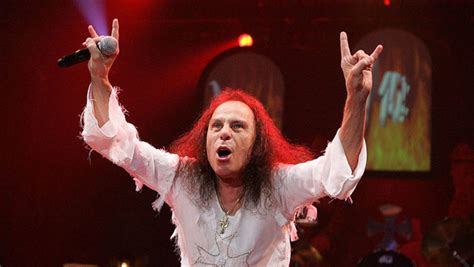 Ronnie James Dio Popularizó El Gesto De Los Cuernos Del Heavy Metal