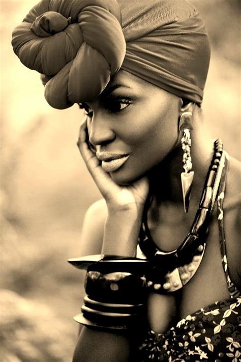 Фото Негритянка с бусами на шее