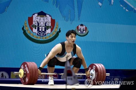 세계 역도선수권 남자부에서 진윤성 선수가 금메달을 목에 걸었습니다. 도쿄올림픽 기대주 ⑫ 진윤성 | 연합뉴스
