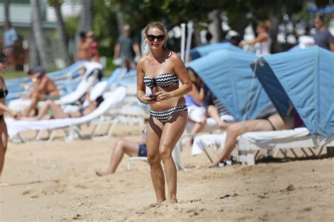 Miranda Lambert In Bikini At A Beach In Hawaii Hawtcelebs