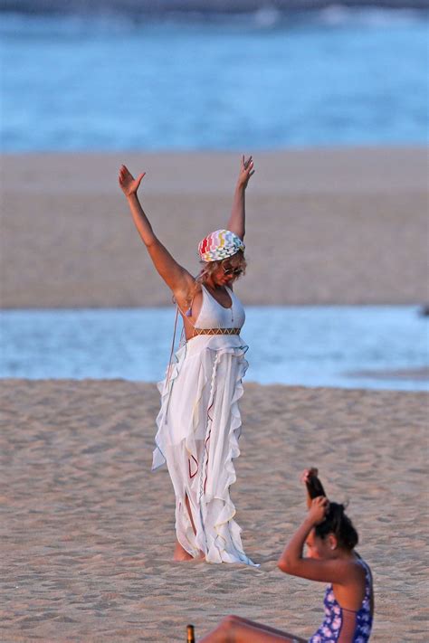 Beyonce Seen On The Beach In Hawaii Gotceleb