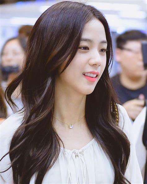 Blackpink S Jisoo Radiates Beauty Even In Close Up Pictures Koreaboo