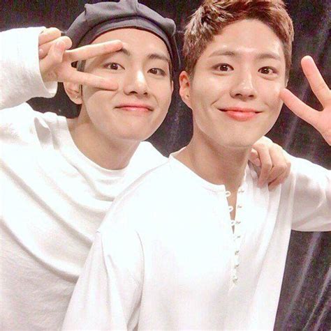 Park bo gum ve v, yakın arkadaşlar olarak bilinir ve sık sık birbirlerinin projeleri için destek gösterir, hatta birlikte seyahate çıkarlar. TRENDING] BTS's V takes over for Irene as Park Bo Gum's ...