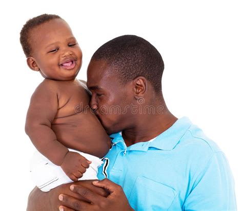 Père Embrassant La Fille à La Maison Fête Des Pères Heureuse Bébé De Baiser De Papa Photo