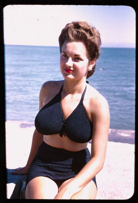 20 Wonderful Color Photos Of Chicago Women In Swimsuits In The 1940s