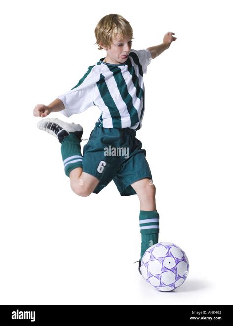 Niño Pateando Una Pelota De Fútbol Fotografía De Stock Alamy