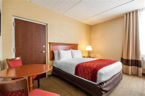 This madison, wi hotel is also close to many local points of interest including the alliant energy center multipurpose venue, the monona terrace community and convention center and downtown madison. Guest Room with Queen Bed, Comfort Inn, Madison WI Hotels ...