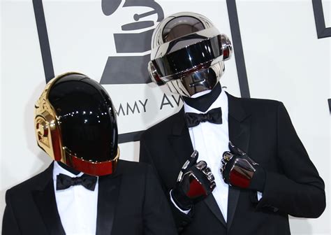 + dans müziği dünyasının en popüler isimlerinden daft punk, 28 yıllık kariyerine son verdi. Did Daft Punk Go Helmet-Less at the 2014 Grammys? | Time