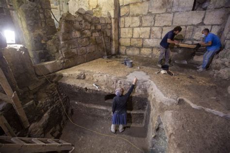 Dig Near Jerusalems Western Wall Yields Puzzling Chambers Inquirer