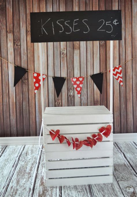 A mostly complete list of elle and lee's friendship rules july 27, 2021 by katherine mclaughlin it's hard to watch netflix's the kissing booth 2 without admiring elle and lee. DIY Kissing Booth ~ Little Quacklings