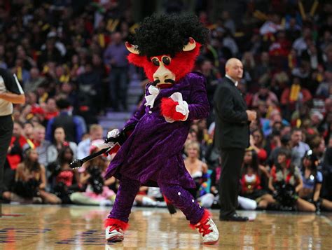 Chicagos Benny The Bull Named Nba Mascot Of The Year