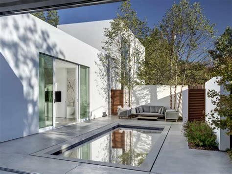 The side courtyard, with stepping stones and dichondra grass, surrounds a focal crape myrtle tree. Small Courtyard Swimming Pool Home