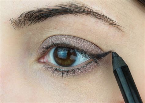 How To Create A Simple Cat Eye Look Using Pencil Eyeliner
