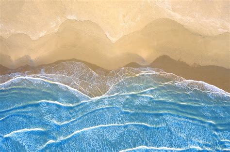 Blaues Meer Am Strand Gesehen Von Oben Stockfoto Bild Von Himmel