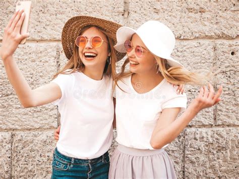 Zwei Junge Lchelnde Blonde Frauen Des Hippies In Weier Kleidung T Shirt Des Sommers Stockfoto