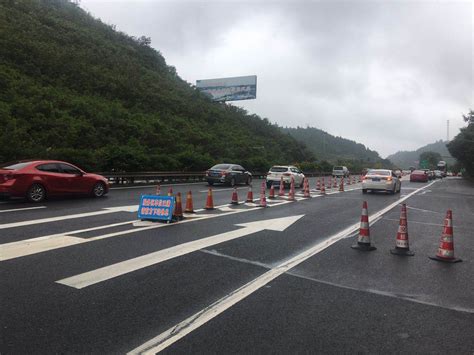 第七十六条 行人列队在道路上通行，每横列不得超过2人，但在已经实行交通管制的路段不受限制。 第八十五条 城市快速路的道路交通安全管理，参照本节的规定执行。 高速公路、城市快速路的道路交通安全管理工作，省、自治区、直辖市人民政府公安机关交通管理部门. 沪蓉高速遂宁段提前迎来返程高峰 高速交警发布温馨提示_新浪四川_新浪网