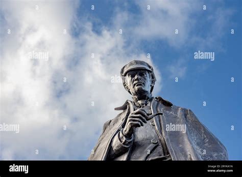La estatua de Sherlock Holmes se encuentra en el Picardía Place en Edimburgo a las horas