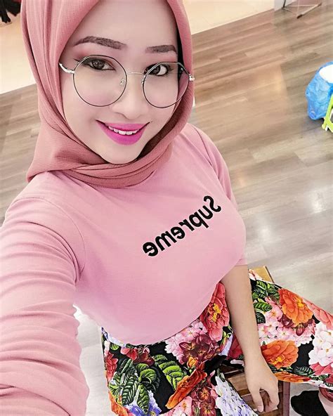 Scopri ricette, idee per la casa, consigli di stile e altre idee da provare. Cewek Berhijab Cantik Selfie Di Tempat Wisata. / Hijabers ...
