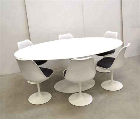 Eero Saarinen Oval Dining Table And 6 Tulip Chairs Knoll International