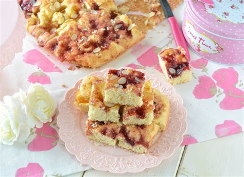Mettere in un recipiente il latte di mandorla con lo zucchero semolato, l'amido di mais e un pizzico di cannella. Torta al latte di mandorla e confettura tutti gusti - Un ...