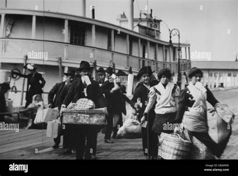 History Usa New York Immigrants Arriving From Europe At The Ellis Island Around 1900 Stock