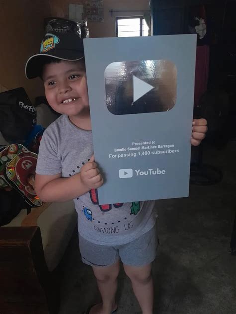 Padre Regaló A Su Hijo Una Placa De Youtube Por Sus 1400 Seguidores