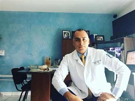 Él y su esposa esperaban. Dr. Roberto Carlos Borbolla Alvarado, Cirujano plástico ...