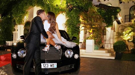 Denn plötzlich landet die allerletzte rose auf dem boden … Im Partnerlook: Jessica Paszka postet Turtel-Pic mit David ...