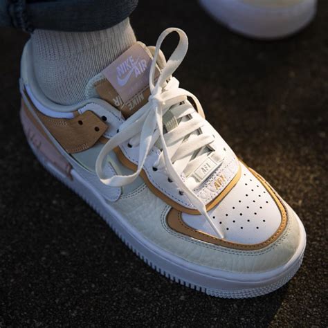 The nike air force 1 shadow pays homage to the women who are setting an example for the next generation by being forces of change in their community. AIR FORCE 1 SHADOW Baskets basses whitebarely ...