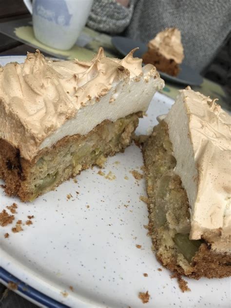 2,1 g (7 %) mehr: Rhabarber - Baiser - Kuchen von toskanaloewe | Chefkoch.de