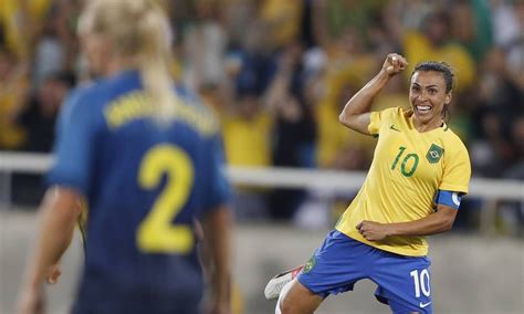 Marinho chagas, lateral da seleção brasileira na copa de 1974, também afirmou em entrevista que descontaram na seleção brasileira a vitória de joão havelange na eleição de 1974 para a presidência da fifa, que por isso o brasil já sabia que não ia ganhar a copa do mundo e que o local da partida foi alterado de essen para dortmund. Em transe com cenário ideal, seleção feminina foge de ...