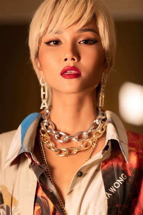 Rapper đen vâu, hoa hậu h'hen niê, ca sĩ thanh lam và con gái thiện thanh, ca sĩ văn mai hương. H'Hen Niê chuyển màu tóc bạch kim khiến Đen Vâu lên tiếng