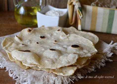 Dopo che il nostro pane a riposato possiamo passare alla terza ed ultima fase e cioè: PANE SENZA LIEVITO bolloso e croccante ricetta facile
