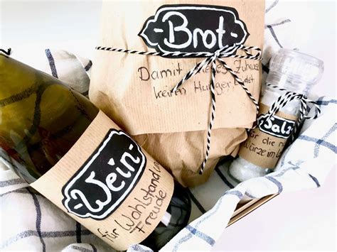 Bei uns findest du die bunten botschaften, eine serie, die unsere individuellen schlüsselbänder und schlüsselanhänger mit einer. Brot, Salz und Wein - Klassisches Geschenk zum Einzug neu ...