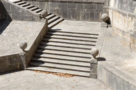 Las Escaleras Viejas De La Piedra Arenisca En El Parque De Templar Se