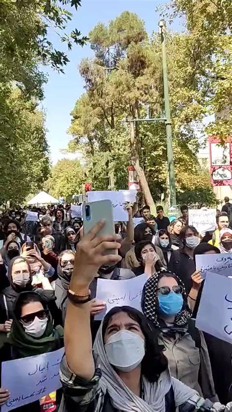 بگونه On Twitter شعار زن زندگی آزادی جمعی از دانشجویان دانشگاه تهران در اعتراض به قتل مهسا