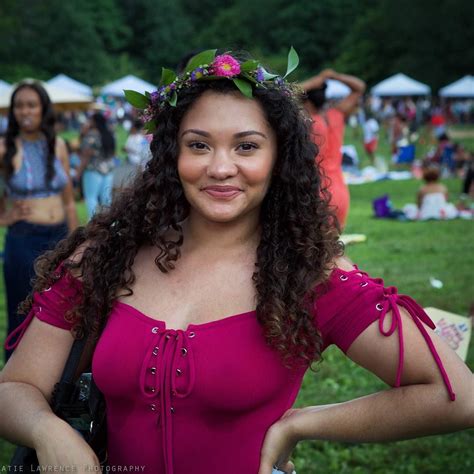 If your hair is layered, that means the overall length may be longer, but there are shorter sections throughout your hair, with the crown or top layer being the shortest. Love that flower crown. 💐 #curlfest #curlfest2017 # ...