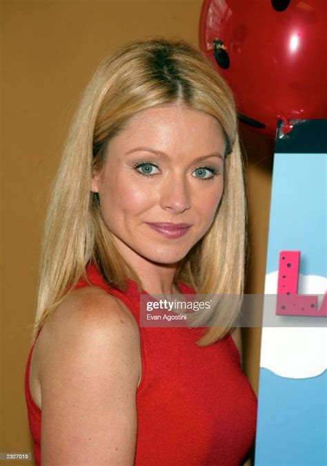 Kelly Ripa Joins Her Sister At A Booksigning For Linda Ripas News