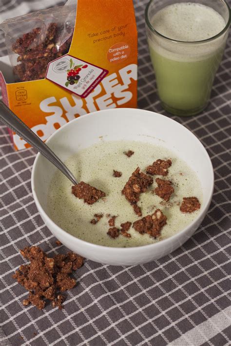 Groene melk met Granola Voedsel ideeën Voeding Gezond