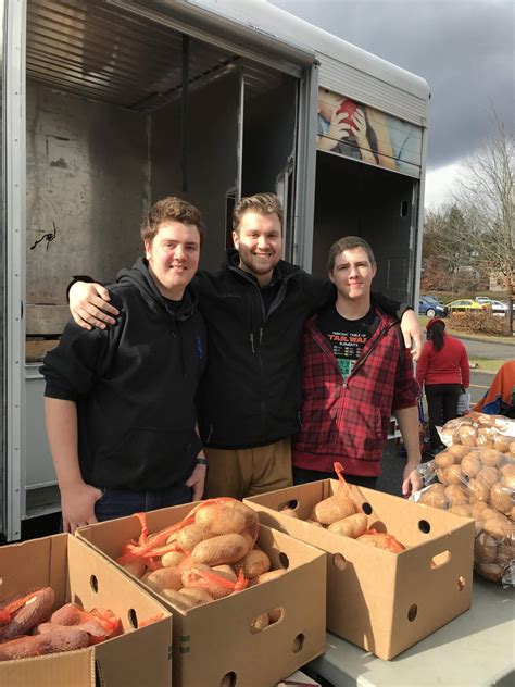 A truck will usually contain 90 percent produce (fruits and vegetables) including apples, cabbage, greens, sweet potatoes, onions, carrots, oranges, melons and more. CT Food Bank Mobile Pantry | Northwestern Connecticut ...