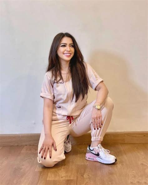 6 Potret Dokter Gigi Cantik Ella Minati Pesonanya Tak Kalah Dari Model