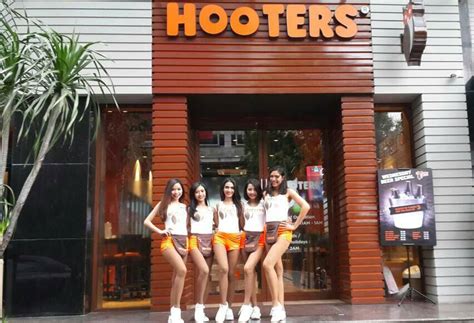 waitress in hooters jakarta to dress appropriately during ramadan thehive asia