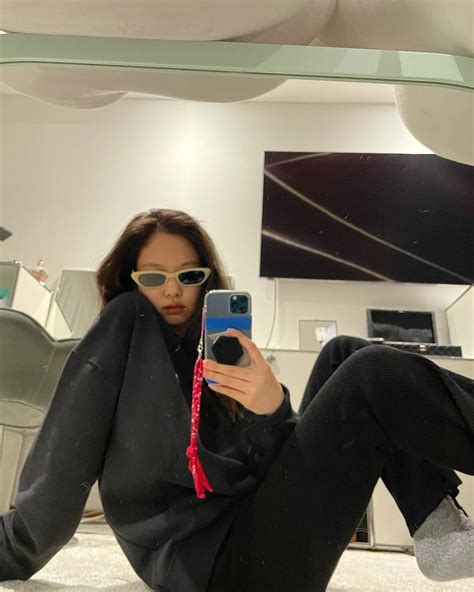 Photos Blackpink Jennie Looks Stunning In New Mirror Selfie Kpopstarz
