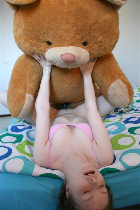 Плюшевый медведь трахает в пизду красотку порно фото