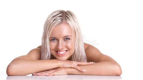 Het Jonge Glimlachen Van De Vrouw Van De Blonde Stock Foto Afbeelding Bestaande Uit Blij