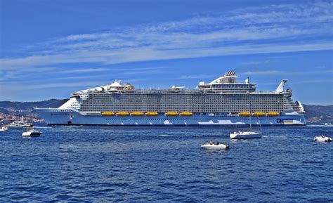 The renovated ship will include features such as the ultimate abyss, the tallest slide at sea, three new water slides, redesigned adventure ocean kids and dedicated. Royal Caribbean suspende la reforma del Allure of the Seas ...